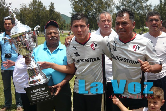 LIGA CONSTITUYENTES------DEPORTIVO LAZARO RECIBIENDO TROFEO