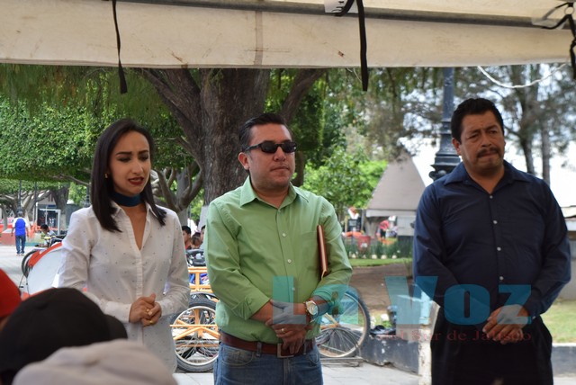 Regidores Claudia Murguía (PAN), Alan Pinto (PRI) y José Luis Villalvazo (MORENA) en reunión con ex trabajadores de Aseo