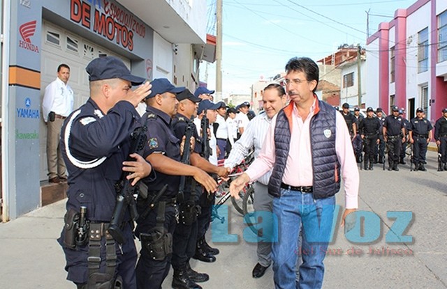 entrega de equipamiento a policias