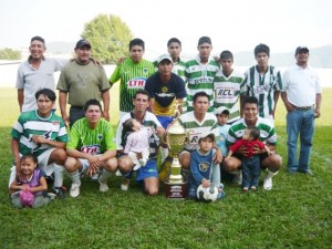 NOTA CONSTITUYENTES DEP. LARIOS CON TROFEO-16-NOV.-2012