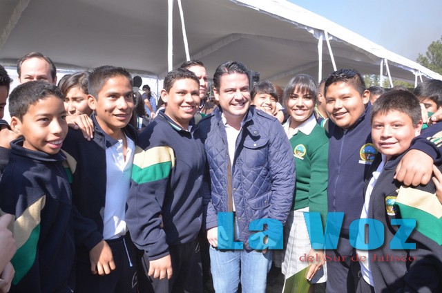 Entrega de moviliario a escuelas 10