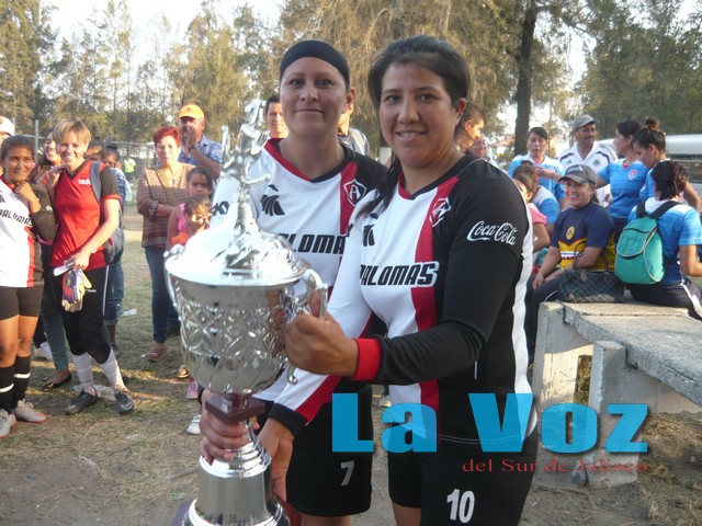 LIGA FEMENIL----CAPITANAS CON TROFEO DE CAMPEONAS