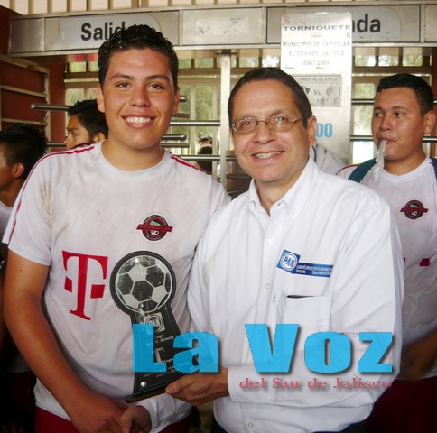 LIGA GUZMANENSE-----CAPITAN RECIBIENDO TROFEO DE CAMPEON TORNEO JUVENIL
