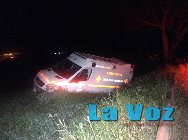 Paramédicos de la Cruz Roja sufren accidente en Atequizayan