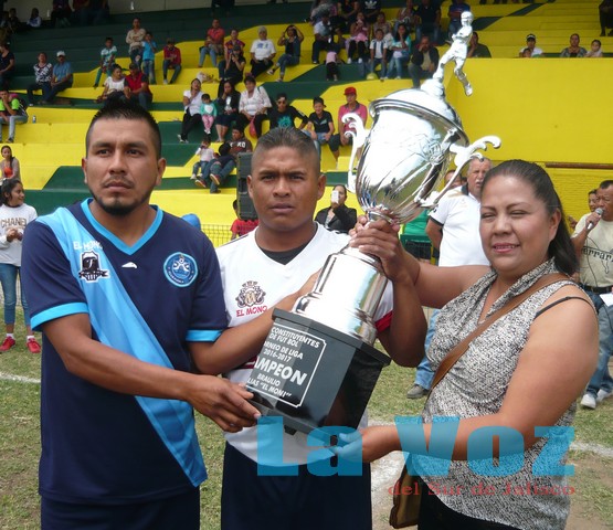 LIGA CONSTITUYENTES----FIFA RECIBIENDO TROFEO DE CAMPEON