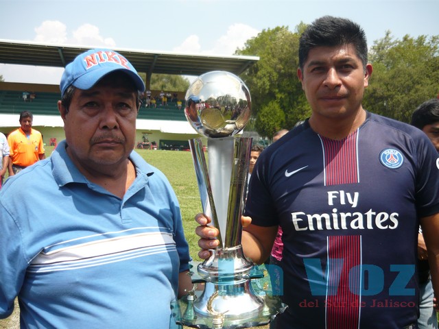 LIGA GUZMANENSE-------CAPITAN EQUIPO TALABARTEROS RECIBIENDO TROFEO DE CAMPEON
