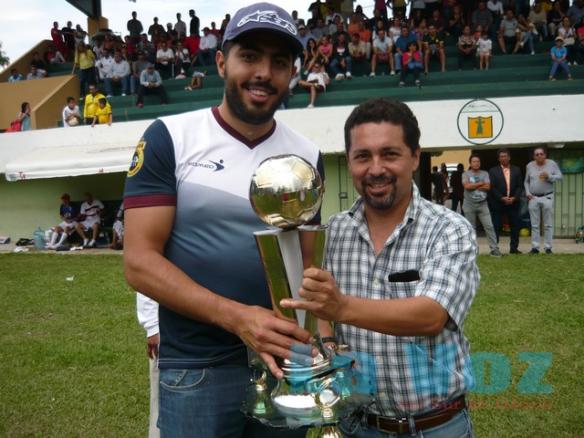 LIGA GUZMANENSE----CUSUR RECIBIENDO TROFEO DE SUBCAMPEON