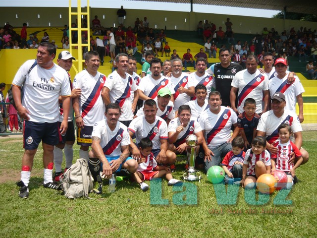 LIGA GUZMANENSE----EQUIPO REAL ZAPOTILTIC CON TROFEO DE CAMPEON
