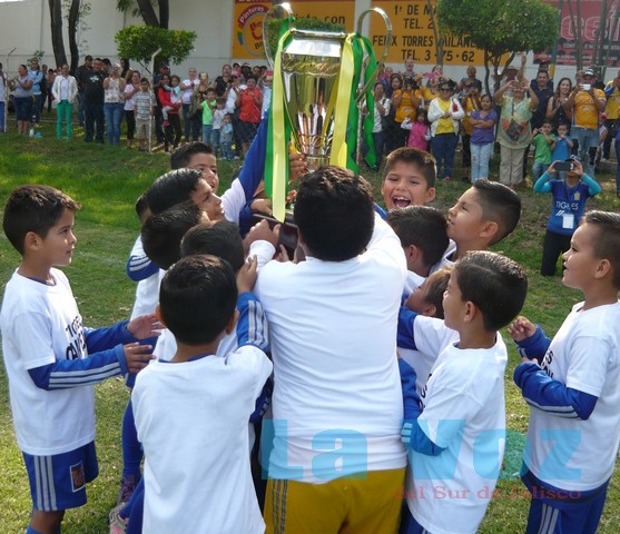LIGA INFANTIL CHUPON---JUGADORES DE TIGRES RECIBIENDO TROFEO DE CAMPEON