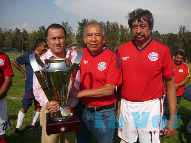 LIGA LX-----FCO. JAVIER CASTILLO CASTAÑEDA AL CENTRO ENTREGANDO TROFEO DE SUBCAMPEON